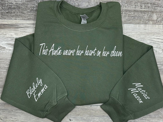 This Auntie wears her heart on her sleeve design *Can change name, size, and color*